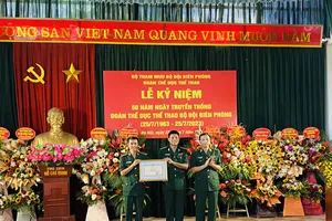 Lãnh đạo Bộ tư lệnh Bội đội Biên Phòng chúc mừng Đoàn TDTT Bộ đội Biên Phòng tại lễ kỷ niệm. Ảnh: MINH MINH