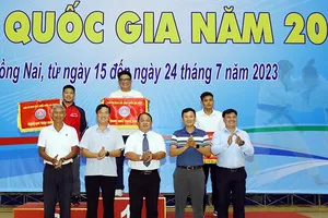 Ban tổ chức đã trao cờ lưu niệm cho các đơn vị dẫn đầu tại giải năm nay. Ảnh: B.ĐN