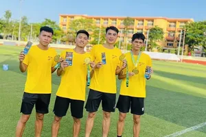 Đội tiếp sức nam 4x800m của Hà Nội giành ngôi vô địch tại giải. Ảnh: VNRUN