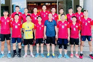 Các cầu thủ Phạm Văn Hiệp, Dương Văn Tiên tham dự đội công an Thạch Hà tại giải năm nay. Ảnh: NGUYỄN QUỐC NGHĨA