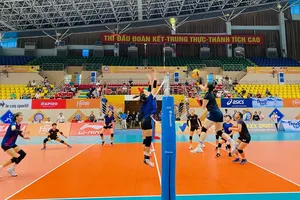 Các cầu thủ đội tuyển bóng chuyền nữ Việt Nam đã tập làm quen tại nhà thi đấu chính của giải. Ảnh: MINH MINH