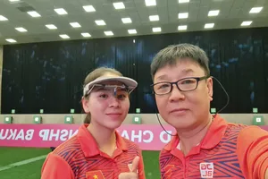 Xạ thủ Trịnh Thu Vinh và chuyên gia Park Chung-gun tại giải bắn súng vô địch thế giới 2023. Ảnh: BSVN