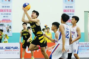 Cầu thủ bóng rổ 3x3 trẻ U16 đang tranh tài tại giải. Ảnh: VBF