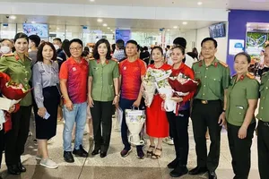 Thu Vinh được các cấp quản lý đón tại sân bay Nội Bài. Ảnh: BSVN