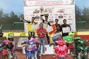 Ban tổ chức đã trao thưởng cho các tay đua đạt thứ hạng ở nội dung chuyên nghiệp tại giải năm nay. Ảnh: N.MINH