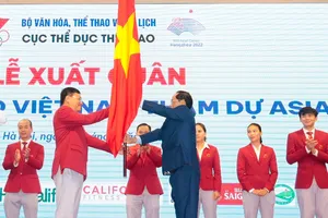 Phó Chủ tịch Quốc hội Trần Quang Phương trao cờ cho lãnh đạo Đoàn thể thao Việt Nam và giao nhiệm vụ tham dự ASIAD 19 tại lễ xuất quân. Ảnh: CỤC TDTT