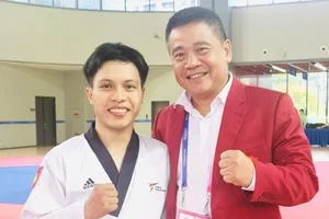 Võ sĩ Trần Hồ Duy đã giành được HCĐ ở ASIAD 19 và được cán bộ Đoàn thể thao Việt Nam chúc mừng. Ảnh: MINH MINH