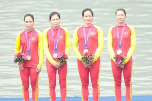 Hà Thị Vui (ngoài cùng bên trái) có tấm HCĐ đầu tiên tại ASIAD 19 và đang quyết tâm giành thêm huy chương để làm quà tặng bạn trai khi tổ chức hôn lễ cuối năm nay. Ảnh: LƯỢNG LƯỢNG