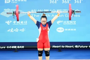 Lực sĩ Phạm Đình Thị của Việt Nam thi đấu hạng 49kg nữ. Ảnh: LƯỢNG LƯỢNG