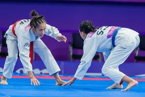 Phùng Thị Huệ (đỏ) đã có HCĐ tại Đại hội lần này. Ảnh: ĐOÀNTTVN