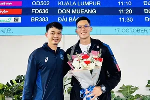 HLV Trần Viết Cường của đội nam Đà Nẵng đón ngoại binh Thanathat ngay khi tới Việt Nam. Ảnh: VIẾT CƯỜNG