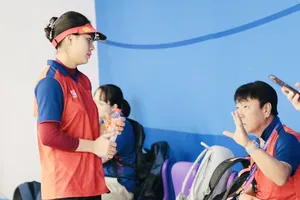 HLV Park Chung-gun tham gia chỉ đạo chuyên môn tổ súng ngắn tại ASIAD 19. Ảnh: LƯỢNG LƯỢNG