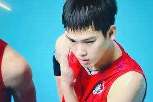 Chủ công ngoại binh Thái Lan Assanaphan Chantajorn giúp đội nam Hà Tĩnh thắng dễ đội nam Long An trong tối thi đấu 9-11. Ảnh: MINH MINH