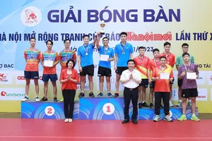 Tổng biên tập báo Hà Nội Mới, nhà báo Nguyễn Minh Đức trao thưởng cho đội vô địch nội dung nâng cao. Ảnh: HNM