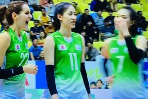 Cầu thủ Binh chủng Thông tin Trường Tươi Bình Phước mừng vui trước chiến thắng để lọt vào bán kết. Ảnh: MINH MINH