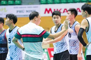 HLV Trần Đình Tiền chỉ đạo học trò phòng thủ hiệu quả ở trận bán kết lần này. Ảnh: BÓNG CHUYỀN VIỆT NAM