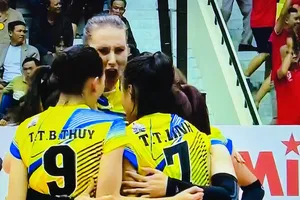 Cầu thủ Hóa chất Đức Giang tia sáng ăn mừng với chiến thắng tại bán kết. Ảnh: MINH MINH