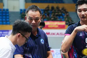 HLV Lê Nho Thạnh (Đà Nẵng) là một trong những HLV lớn tuổi tại giải bóng chuyền vô địch quốc gia 2023 nhưng để lại dấu ấn chuyên môn tốt với đội bóng của mình. Ảnh: BÓNG CHUYỀN VIỆT NAM