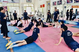 Các HLV bóng chuyền trong nước đang tham gia lớp HLV thể lực do chuyên gia Australia giảng dạy tại Bắc Ninh. Ảnh: VFV