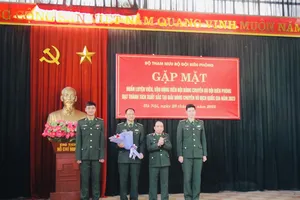 Các thành viên đội bóng chuyền nam Biên Phòng đã được khen thưởng. Ảnh: MINH MINH