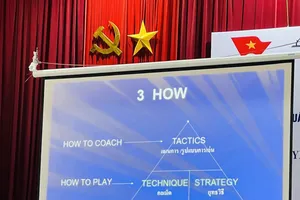 Chuyên gia Thái Lan đang giảng dạy tại lớp HLV cấp 2. Ảnh: VFV