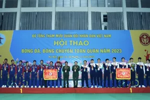 Ban tổ chức đã trao cúp cho đội vô địch. Ảnh: HỮU LÊ