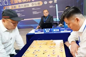 Lại Lý Huynh (phải) đã có ngôi vô địch ở Trung Quốc cùng đội cờ tướng Hàng Châu. Ảnh: TLKĐ