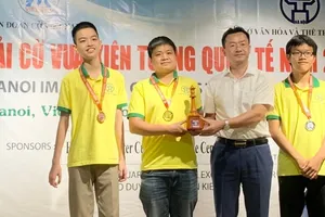 Bành Gia Huy (ngoài cùng bên trái) đã giành HCV đầu tiên cho cờ vua Việt Nam tại giải trẻ vô địch châu Á 2023. Ảnh: MINH MINH