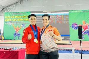 Ngô Sơn Đỉnh và HLV chuyên gia người Bulgaria có niềm vui chiến thắng tại giải cử tạ vô địch quốc gia 2023. Ảnh: SƠN ĐỈNH