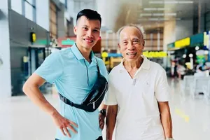 Đỗ Quốc Luật và HLV Bùi Lương luôn là những người được cộng đồng người yêu điền kinh, chạy bộ tại Việt Nam cổ vũ nhiệt tình ở các giải đấu. Ảnh: QUỐC LUẬT