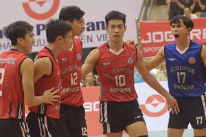 Trần Anh Tú (10) là cầu thủ sáng chói nhất của bóng chuyền nam Bình Dương những năm trở lại đây nhưng đã rời đội bóng để ra miền Bắc thi đấu. Ảnh: ANH TÚ