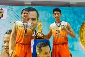 Thoai Khương (trái) từng sang Campuchia thi đấu ở năm 2023 nhưng bây giờ đã được mời để góp mặt giải vô địch quốc gia ở nước bạn. Ảnh: THOẠI KHƯƠNG