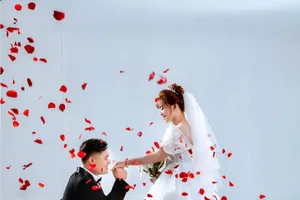 Hồng Thanh và người bạn đời A Sùng nên duyên vợ chồng trong ngày 20-1. Ảnh: HỒNG THANH