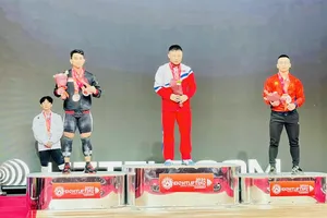 Trịnh Văn Vinh (phải) vẫn đang là gương mặt mà cử tạ Việt Nam chờ đợi có thể giành được suất chính thức dự Olympic Paris (Pháp) 2024 tại hạng 61kg nam. Ảnh: H.CHÍ