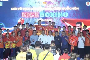 Ban tổ chức trao thưởng cho đơn vị dẫn đầu tại lễ bế mạc. Ảnh: BTC