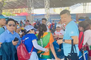 HLV Trần Đoàn Minh Thiện (phải) luôn theo sát học trò để hỗ trợ tối đa mọi công tác từ chuyên môn cho tới hồi phục. Ảnh: MINH MINH