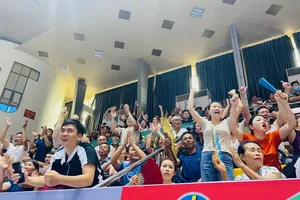 Người hâm mộ tại nhà thi đấu Hà Tĩnh luôn ngồi kín khán đài để cổ vũ các cầu thủ. Ảnh: MINH MINH