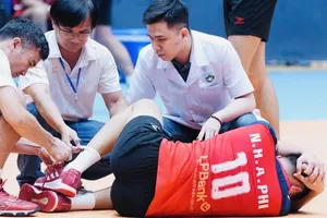 Cầu thủ Nguyễn Huỳnh Anh Phi gặp chấn thương đáng tiếc nên đội nam Ninh Bình ảnh hưởng trực tiếp tới hiệu suất thi đấu trên sân. Ảnh: BÓNG CHUYỀN VN