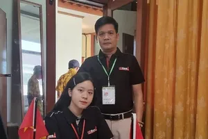 Thiên Ngân luôn có bố đồng hành trong nhiều giải cờ vua. Ảnh: CHESSVN