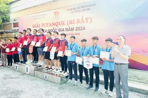 Ban tổ chức trao giải cho các bi thủ đạt kết quả ở giải vô địch quốc gia năm nay. Ảnh: MINH MINH