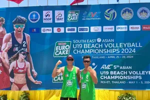 Cầu thủ bóng chuyền bãi biển Việt Nam có tấm HCB ở giải U19 vô địch Đông Nam Á 2024. Ảnh: BCVN