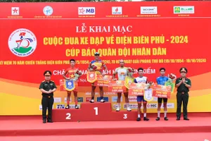 Các cua-rơ giành được kết quả dẫn đầu ở chặng đầu đã được trao thưởng. Ảnh: TUẤN HUY