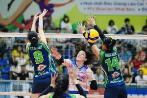 Hàng chắn của Hóa chất Đức Giang lào cai đã không khắc chế được các tay đập tới từ Nhật Bản. Ảnh: DŨNG PHƯƠNG