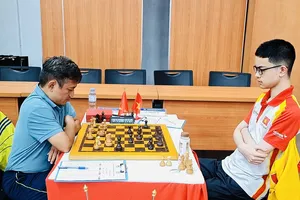 Đương kim vô địch quốc gia Bành Gia Huy (phải) đang thi đấu giải tại Quảng Ninh. Ảnh: MINH MINH