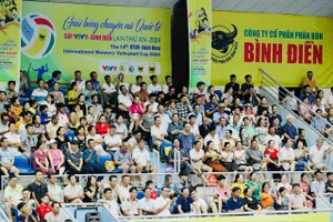 Khán giả luôn ngồi kín chỗ để cổ vũ cầu thủ thi đấu Cúp VTV9-Bình Điền 2024. Ảnh: DŨNG PHƯƠNG