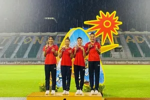 Tiếp sức 4x400m nữ Việt Nam đã vươn lên hạng 27 thế giới lúc này. Ảnh: MINH MINH