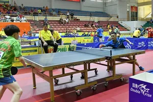 Đinh Anh Hoàng (Công an Nhân dân T&T 1, phải) đã cùng đồng đội lọt vào bán kết nội dung đồng đội nam. Ảnh: BTC