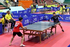 Tay vợt Nguyễn Anh Tú (góc xa bàn) đã chơi nỗ lực để cùng đội nam Hà Nội 1 lọt vào chung kết. Ảnh: BTC