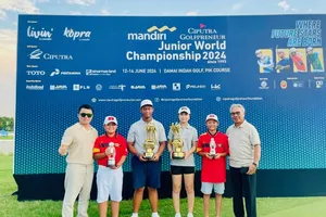 Hai golf thủ trẻ của Việt Nam (áo đỏ) có các kết quả tốt lần này tại bảng C. Ảnh: VGA