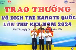 Các đơn vị có thành tích cao nhận cờ lưu niệm của ban tổ chức. Ảnh: MINH MINH